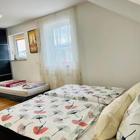 Quarto em Acomodações Particulares Offers Private Bedroom And Bathroom Near Speyer And Hockenheim Altlussheim